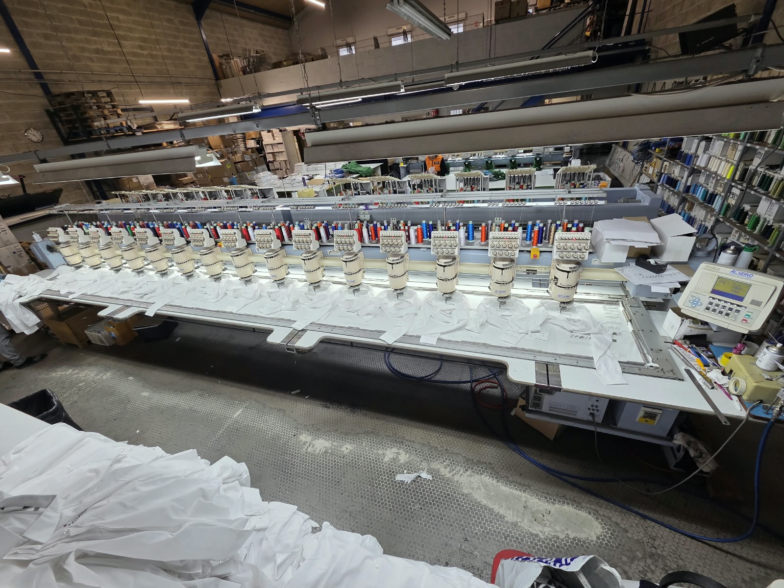 Brodeuse multi-têtes dans l’atelier Brodmachine